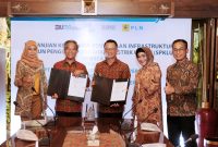 JAKARTA -- (ki-ka), Direktur Keuangan dan Manajemen Risiko PLN Sinthya Roesly, Direktur Niaga dan Manajemen Pelanggan PLN Bob Saril, Direktur Corporate Banking BNI Silvano Rumantir, Wakil Direktur Utama BNI Adi Sulistyowati, dan Direktur Layanan dan Jaringan BNI Ronny Venir penandatanganan Perjanjian Kerja Sama (PKS) Penyediaan Infrastruktur SPKLU di Area BNI, Selasa (26/4/2022).  Kolaborasi PLN dengan BNI ini menjadi wujud sinergi antar BUMN dalam menjaga kelestarian lingkungan dan mendukung pemerintah dalam mengejar target net zero emission pada 2060, dengan mendorong transisi energi melalui pengurangan emisi karbon pada sektor transportasi.Foto Dok BNI