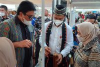 Direktur Bank NTT bersama Anggota Dewan Gubernur BI Aidah S. Budiman dan mantan Kepala Perwakilan BI NTT Naek Tigor Sinaga, saat melihat produk UMKM binaan Bank NTT. (Foto: BN)