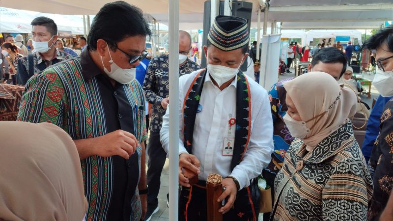 Direktur Bank NTT bersama Anggota Dewan Gubernur BI Aidah S. Budiman dan mantan Kepala Perwakilan BI NTT Naek Tigor Sinaga, saat melihat produk UMKM binaan Bank NTT. (Foto: BN)