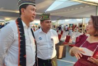 Ketua Dekranasda Kabupaten Manggarai Meldyanti Hagur Nabit bersama Dirut Bank NTT Harry Aleksander Riwu Kaho dan Direktur Dana Bank NTT Yohanis Landu Praing, saat kegiatan launching QRIS di kawasan Waterfront City Labuan Bajo, Selasa (10/5/2022). (Foto: BN)