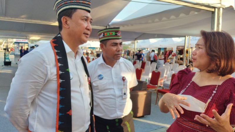 Ketua Dekranasda Kabupaten Manggarai Meldyanti Hagur Nabit bersama Dirut Bank NTT Harry Aleksander Riwu Kaho dan Direktur Dana Bank NTT Yohanis Landu Praing, saat kegiatan launching QRIS di kawasan Waterfront City Labuan Bajo, Selasa (10/5/2022). (Foto: BN)