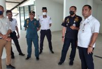 Direktur Dana Bank NTT Yohanis Landu Praing bersama KSOP III Labuan Bajo Hasan Fadili saat meninjau lokasi yang akan dikelola Bank NTT di kawasan Waterfront City Labuan Bajo. (Foto: BN)