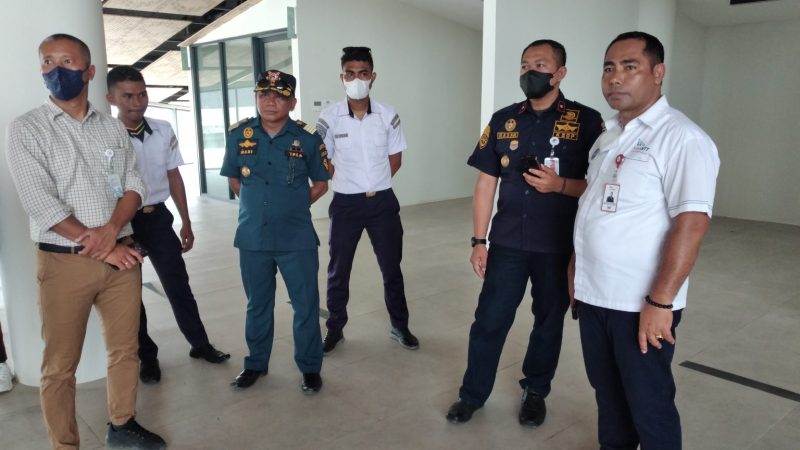 Direktur Dana Bank NTT Yohanis Landu Praing bersama KSOP III Labuan Bajo Hasan Fadili saat meninjau lokasi yang akan dikelola Bank NTT di kawasan Waterfront City Labuan Bajo. (Foto: BN)