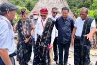 Gubernur Viktor Bungtilu Laiskodat didampingi Bupati Nagekeo Paru Andreas dan Direktur Utama Bank NTT Harry Aleksander Riwu Kaho saat mengunjungi Kampung Adat Bena. (Foto: istimewa)