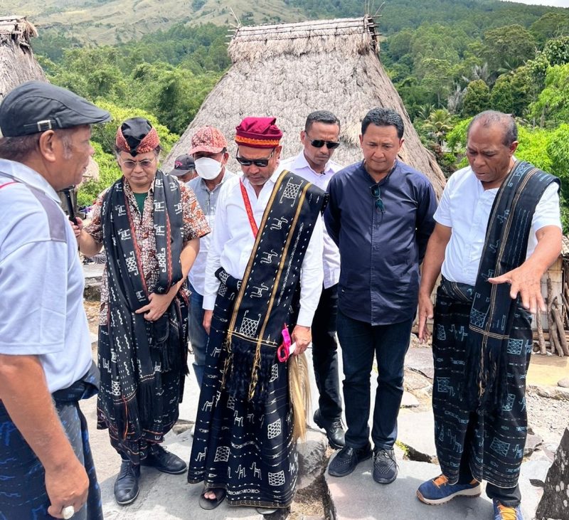 Gubernur Viktor Bungtilu Laiskodat didampingi Bupati Nagekeo Paru Andreas dan Direktur Utama Bank NTT Harry Aleksander Riwu Kaho saat mengunjungi Kampung Adat Bena. (Foto: istimewa)