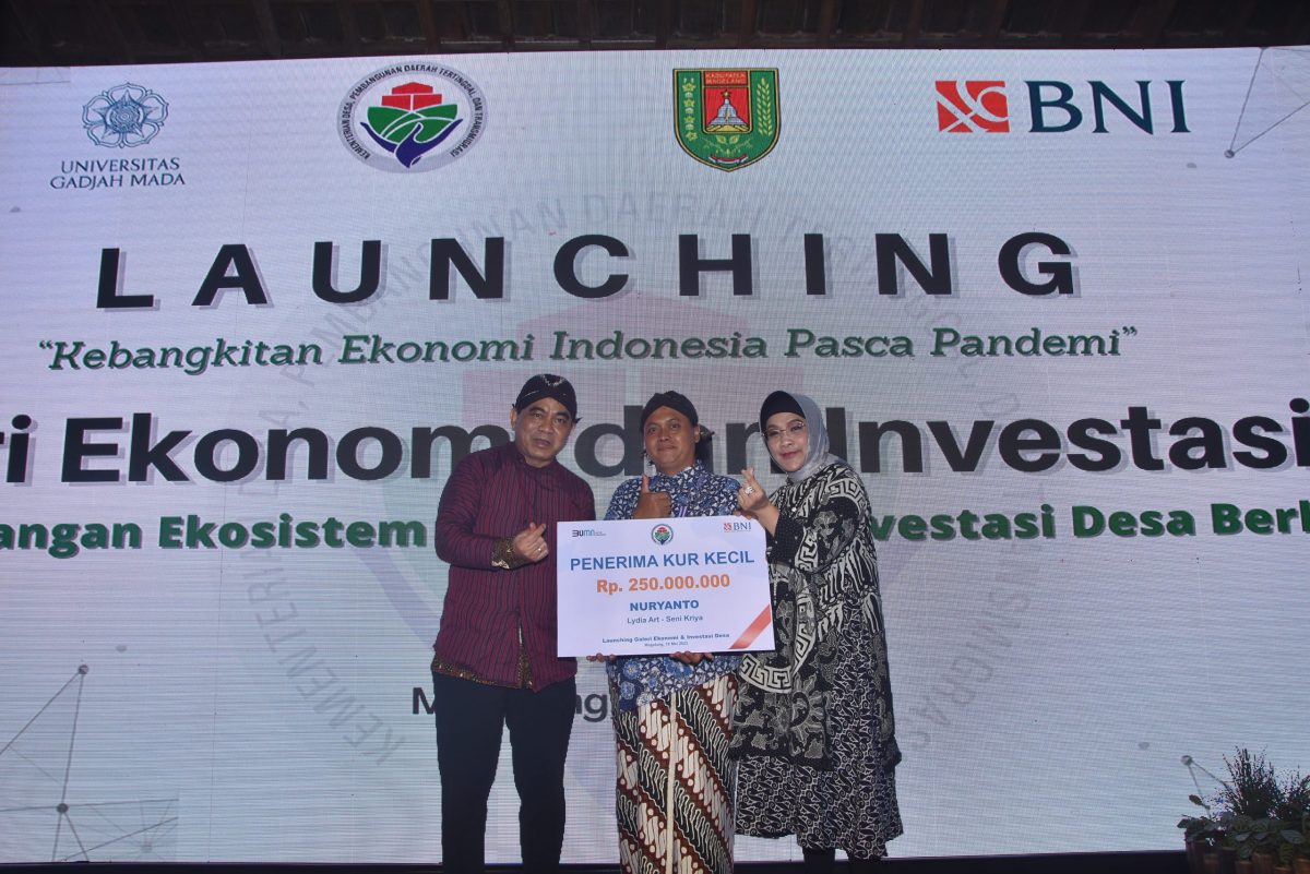 MAGELANG -- Wakil Menteri Desa, Pembangunan Daerah Tertinggal dan Transmigrasi Budi Arie Setiadi bersama Wakil Direktur Utama BNI Adi Sulistyowati dalam penyerahan KUR secara simbolis kepada UMKM Binaan BNI di acara Launching Galeri Ekonomi dan Investasi, Kamis (19/5/2022).
Bersama Kementerian Desa PDTT, UGM dan Bumdes dalam framework kolaborasi pentahelix, BNI berkontribusi dalam project Pengembangan Investasi & Usaha BUMDes Berbasis Kearifan Lokal.Foto Dok BNI