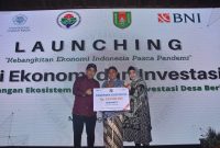 MAGELANG -- Wakil Menteri Desa, Pembangunan Daerah Tertinggal dan Transmigrasi Budi Arie Setiadi bersama Wakil Direktur Utama BNI Adi Sulistyowati dalam penyerahan KUR secara simbolis kepada UMKM Binaan BNI di acara Launching Galeri Ekonomi dan Investasi, Kamis (19/5/2022).  Bersama Kementerian Desa PDTT, UGM dan Bumdes dalam framework kolaborasi pentahelix, BNI berkontribusi dalam project Pengembangan Investasi & Usaha BUMDes Berbasis Kearifan Lokal.Foto Dok BNI