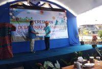 Direktur Utama Bank NTT, Harry Alexander Riwu Kaho menyerahkannya kepada Bupati Nagekeo, Johanes Don Bosco Do satu unit mobil tangki yang merupakan CSR dari Bank NTT. Moment ini berlangsung di kampung Pajoreja Desa Ululoga Kecamatan Mauponggo Kabupaten Nagekeo, Selasa (12/4/2022). Hadir dan menyaksikan Gubernur NTT, Viktor Bungtilu Laiskodat (VBL). (Foto: Humas Bank NTT)