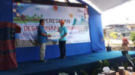 Direktur Utama Bank NTT, Harry Alexander Riwu Kaho menyerahkannya kepada Bupati Nagekeo, Johanes Don Bosco Do satu unit mobil tangki yang merupakan CSR dari Bank NTT. Moment ini berlangsung di kampung Pajoreja Desa Ululoga Kecamatan Mauponggo Kabupaten Nagekeo, Selasa (12/4/2022). Hadir dan menyaksikan Gubernur NTT, Viktor Bungtilu Laiskodat (VBL). (Foto: Humas Bank NTT)