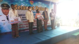 Penyerahan Kredit Mikro Merdeka di Maumere, Sikka. (Foto: Humas Bank NTT)