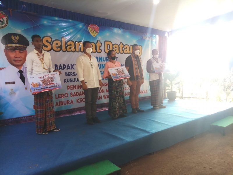 Penyerahan Kredit Mikro Merdeka di Maumere, Sikka. (Foto: Humas Bank NTT)
