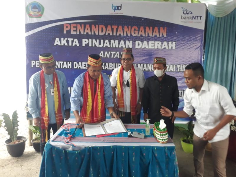 Penandatanganan Akta Pinjaman Daerah antara Bank NTT, Pemkab Ngada dan Manggarai Timur. (Foto: istimewa)