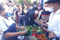 Gubernur NTT Viktor Bungtilu Laiskodat, melakukan transaksi pembayaran menggunakan merchant Qris Bank NTT saat kegiatan lauching Pasar Digital Bobou, Bajawa, Kabupaten Ngada, Sabtu (16/4/2022) pagi. (Foto: dok. Pena Timor)