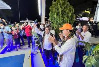 Bupati Manggarai Barat, didaulat menggunting pita pertanda diresmikannya layanan digital lounge Bank NTT di halaman depan kantor cabang Labuan Bajo, Selasa (19/4/2022) malam. Ikut mendampingi, Dirut Bank NTT, Harry Alexander Riwu Kaho serta seluruh direksi. Sementara Gubernur NTT Viktor Bungtilu Laiskodat menyaksikan dari tenda utama. (Foto: istimewa)