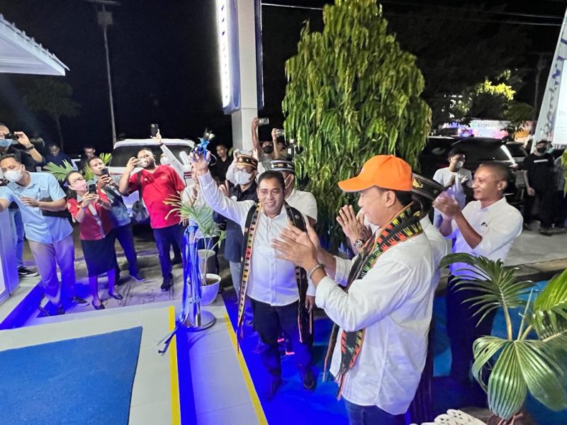 Bupati Manggarai Barat, didaulat menggunting pita pertanda diresmikannya layanan digital lounge Bank NTT di halaman depan kantor cabang Labuan Bajo, Selasa (19/4/2022) malam. Ikut mendampingi, Dirut Bank NTT, Harry Alexander Riwu Kaho serta seluruh direksi. Sementara Gubernur NTT Viktor Bungtilu Laiskodat menyaksikan dari tenda utama. (Foto: istimewa)