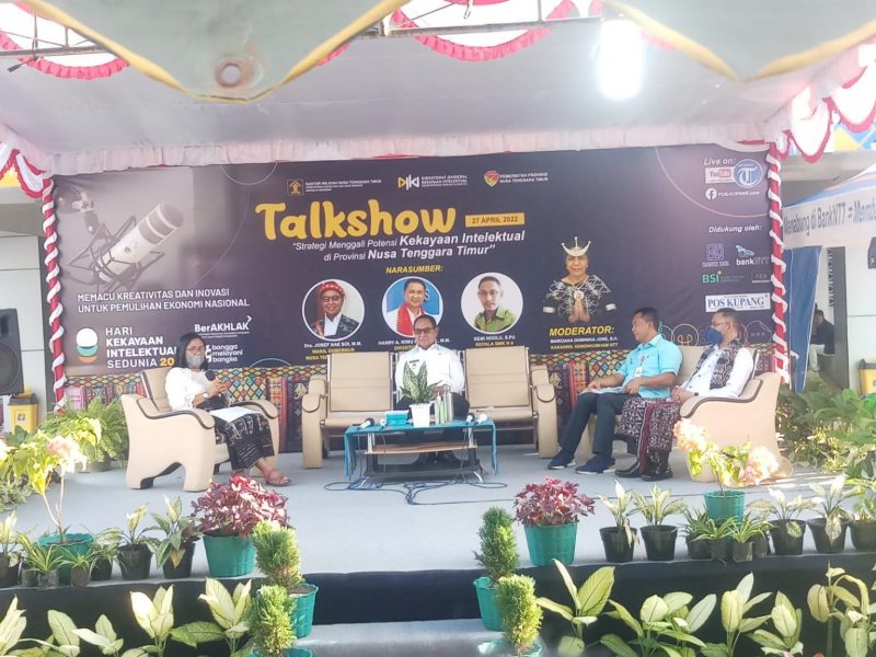 Kakanwil KemenkumHAM NTT, Merciana Djone, Wakil Gubernur NTT, Josef Nae Soi, Direktur Utama Bank NTT, Harry Alexander Riwu Kaho, Kepala SMKN 4 Kupang, Semi Ndolu. Mereka tampil dalam talkshow tentang kekayaan intelektual yang digelar, Rabu (27/4/2022) di halaman depan Kanwil KemenkumHAM NTT. (Foto: Humas Bank NTT)
