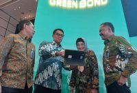 JAKARTA -- (kika) Direktur Manajemen Risiko BNI David Pirzada, Direktur Treasury dan International BNI Henry Panjaitan, Wakil Direktur Utama BNI Adi Sulistyowati, dan Direktur Bisnis UMKM BNI
Muhammad Iqbal dalam Public Expose Penawarkan Obligasi Korporasi Berwawasan Lingkungan (green bond) I BNI Tahun 2022, Rabu (11/5/2022).  Sebagai pioneer green banking, BNI menjadi bank nasional pertama yang menerbitkan green bond dalam denominasi rupiah. Dana terhimpun akan digunakan untuk pembiayaan maupun pembiayaan kembali proyek-proyek dalam kategori Kegiatan Usaha Berwawasan Lingkungan (KUBL).Foto Dok BNI