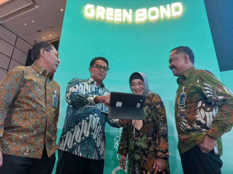 JAKARTA -- (kika) Direktur Manajemen Risiko BNI David Pirzada, Direktur Treasury dan International BNI Henry Panjaitan, Wakil Direktur Utama BNI Adi Sulistyowati, dan Direktur Bisnis UMKM BNI
Muhammad Iqbal dalam Public Expose Penawarkan Obligasi Korporasi Berwawasan Lingkungan (green bond) I BNI Tahun 2022, Rabu (11/5/2022).  Sebagai pioneer green banking, BNI menjadi bank nasional pertama yang menerbitkan green bond dalam denominasi rupiah. Dana terhimpun akan digunakan untuk pembiayaan maupun pembiayaan kembali proyek-proyek dalam kategori Kegiatan Usaha Berwawasan Lingkungan (KUBL).Foto Dok BNI