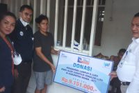 Kadiv Rencorsec & Legal Bank NTT, Endry Wardono atas nama lembaga menyerahkan donasi kepada Aldo Lusi, Senin (23/5/2022) yang diterima mama kandungnya, Mama Paulina Suka. Ikut hadir, Kasubdiv Humas, Treace Dianne Mudin dan Kasubdiv Promosi Korporasi, Egbert Balukh. Aldo Lusi sementara berada di tempat tidur, kondisinya membaik.Foto : Humas Bank NTT