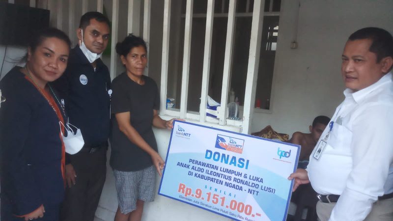 Kadiv Rencorsec & Legal Bank NTT, Endry Wardono atas nama lembaga menyerahkan donasi kepada Aldo Lusi, Senin (23/5/2022) yang diterima mama kandungnya, Mama Paulina Suka. Ikut hadir, Kasubdiv Humas, Treace Dianne Mudin dan Kasubdiv Promosi Korporasi, Egbert Balukh. Aldo Lusi sementara berada di tempat tidur, kondisinya membaik.Foto : Humas Bank NTT
