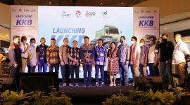 AWAL YANG BAIK. Direktur Utama Bank NTT Harry Alexander Riwu Kaho (tengah), diapit Direktur Kepatuhan, Christofel Adoe (kiri) dan Direktur Kredit Paulus Stefen Messakh (Kanan), saat launching program KKB, di atrium Lippo Plaza Kupang, Minggu (29/5/2022) petang.
Foto: Humas Bank NTT
