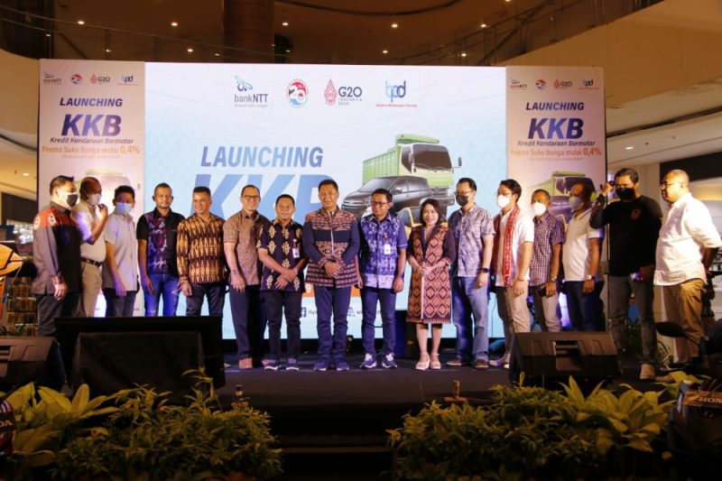 AWAL YANG BAIK. Direktur Utama Bank NTT Harry Alexander Riwu Kaho (tengah), diapit Direktur Kepatuhan, Christofel Adoe (kiri) dan Direktur Kredit Paulus Stefen Messakh (Kanan), saat launching program KKB, di atrium Lippo Plaza Kupang, Minggu (29/5/2022) petang.
Foto: Humas Bank NTT
