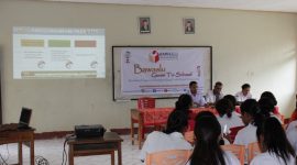 Saat berlangsungnya kegiatan Sosialisasi Pengawasan Bagi Pemilih Pemula, bertempat di SMKS Dua Putra Biinmaffo, Rabu, (25/5/2022). (Dok. : Humas Bawaslu TTU)
