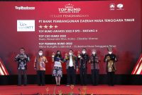 Penyerahan penghargaan Top BUMD 2022. (Foto: istimewa)