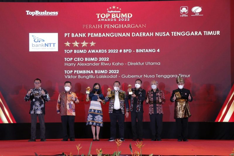 Penyerahan penghargaan Top BUMD 2022. (Foto: istimewa)