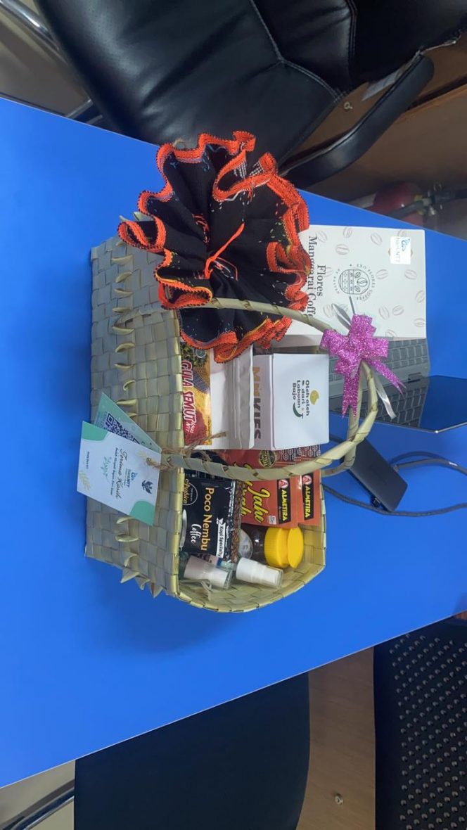 Goody Bag berisi aneka produk UMKM, yang siap dipajang pada meja VVIP saat upacara memperingati hari lahir Pancasila, Rabu (1 Juni 2022) di Lapangan Pancasila Ende. Presiden RI, Joko Widodo akan tampil sebagai inspektur upacara.Foto: HUMAS BANK NTT