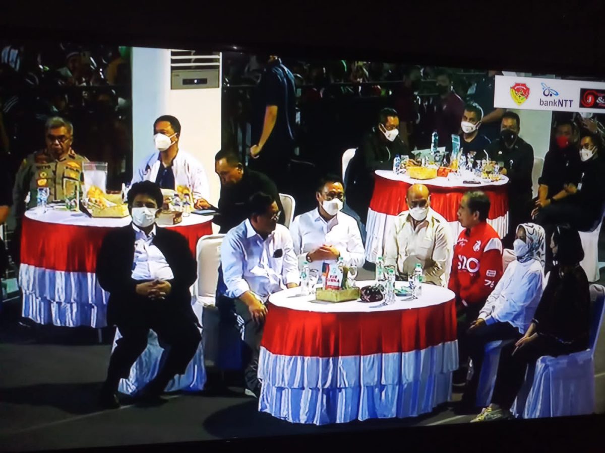 MENIKMATI. Dari tenda utama, Presiden RI, Joko Widodo didampingi Ibu Negara, Sekretaris Kabinet, Pramono Anung, Gubernur NTT Viktor Bungtilu Laiskodat dan isteri, Herman Herry dan lainnya. Di meja sebelah, Kapolda NTT Irjen Pol Drs. Setyo Budiyanto dan Direktur Utama Bank NTT, Harry Alexander Riwu Kaho. Masih di atas panggung, ada Bupati Ende, H. Jafar Ahmad, dan beberapa tokoh.Foto Humas Bank NTT