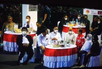 MENIKMATI. Dari tenda utama, Presiden RI, Joko Widodo didampingi Ibu Negara, Sekretaris Kabinet, Pramono Anung, Gubernur NTT Viktor Bungtilu Laiskodat dan isteri, Herman Herry dan lainnya. Di meja sebelah, Kapolda NTT Irjen Pol Drs. Setyo Budiyanto dan Direktur Utama Bank NTT, Harry Alexander Riwu Kaho. Masih di atas panggung, ada Bupati Ende, H. Jafar Ahmad, dan beberapa tokoh.Foto Humas Bank NTT