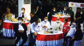 MENIKMATI. Dari tenda utama, Presiden RI, Joko Widodo didampingi Ibu Negara, Sekretaris Kabinet, Pramono Anung, Gubernur NTT Viktor Bungtilu Laiskodat dan isteri, Herman Herry dan lainnya. Di meja sebelah, Kapolda NTT Irjen Pol Drs. Setyo Budiyanto dan Direktur Utama Bank NTT, Harry Alexander Riwu Kaho. Masih di atas panggung, ada Bupati Ende, H. Jafar Ahmad, dan beberapa tokoh.Foto Humas Bank NTT