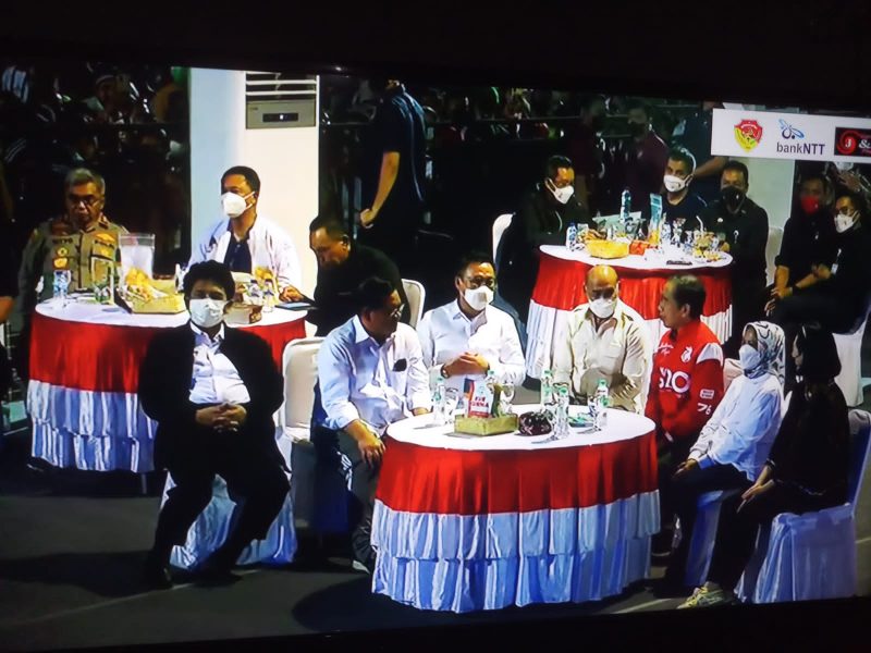 MENIKMATI. Dari tenda utama, Presiden RI, Joko Widodo didampingi Ibu Negara, Sekretaris Kabinet, Pramono Anung, Gubernur NTT Viktor Bungtilu Laiskodat dan isteri, Herman Herry dan lainnya. Di meja sebelah, Kapolda NTT Irjen Pol Drs. Setyo Budiyanto dan Direktur Utama Bank NTT, Harry Alexander Riwu Kaho. Masih di atas panggung, ada Bupati Ende, H. Jafar Ahmad, dan beberapa tokoh.Foto Humas Bank NTT