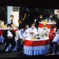 MENIKMATI. Dari tenda utama, Presiden RI, Joko Widodo didampingi Ibu Negara, Sekretaris Kabinet, Pramono Anung, Gubernur NTT Viktor Bungtilu Laiskodat dan isteri, Herman Herry dan lainnya. Di meja sebelah, Kapolda NTT Irjen Pol Drs. Setyo Budiyanto dan Direktur Utama Bank NTT, Harry Alexander Riwu Kaho. Masih di atas panggung, ada Bupati Ende, H. Jafar Ahmad, dan beberapa tokoh.Foto Humas Bank NTT