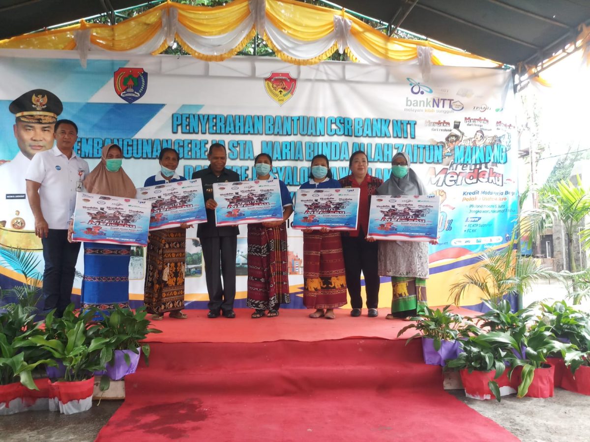 KREDIT MERDEKA. Warga Kabupaten Alor, Kamis 9 Juni di hadapan Gubernur NTT Viktor Bungtilu Laiskodat, menerima kredit Mikro Merdeka dari Bank NTT Kalabahi. Dirut Bank NTT, Harry Alexander Riwu Kaho, mendampingi mereka. Foto: Humas Bank NTT
