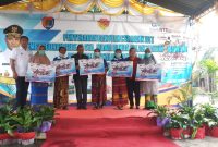 KREDIT MERDEKA. Warga Kabupaten Alor, Kamis 9 Juni di hadapan Gubernur NTT Viktor Bungtilu Laiskodat, menerima kredit Mikro Merdeka dari Bank NTT Kalabahi. Dirut Bank NTT, Harry Alexander Riwu Kaho, mendampingi mereka. Foto: Humas Bank NTT