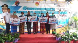 KREDIT MERDEKA. Warga Kabupaten Alor, Kamis 9 Juni di hadapan Gubernur NTT Viktor Bungtilu Laiskodat, menerima kredit Mikro Merdeka dari Bank NTT Kalabahi. Dirut Bank NTT, Harry Alexander Riwu Kaho, mendampingi mereka. Foto: Humas Bank NTT