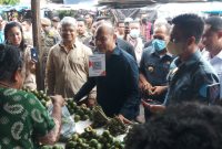 BORONG. Gubernur NTT Viktor Bungtilu Laiskodat, didampingi Bupati Alor, Amon Djobo, Prof Daniel Kameo, Direktur Utama Bank NTT, Harry Alexander Riwu Kaho, ketika berkunjung ke Pasar Terbakar yang terletak di jantung kota Kalabahi, Alor, Kamis (9/6) siang.
Foto: Humas Bank NTT
