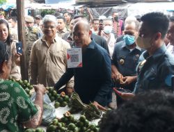 Gubernur VBL Beli Sirih Pinang di Pasar Kalabahi, Bayar Pake QRIS Bank NTT