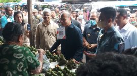 BORONG. Gubernur NTT Viktor Bungtilu Laiskodat, didampingi Bupati Alor, Amon Djobo, Prof Daniel Kameo, Direktur Utama Bank NTT, Harry Alexander Riwu Kaho, ketika berkunjung ke Pasar Terbakar yang terletak di jantung kota Kalabahi, Alor, Kamis (9/6) siang.
Foto: Humas Bank NTT