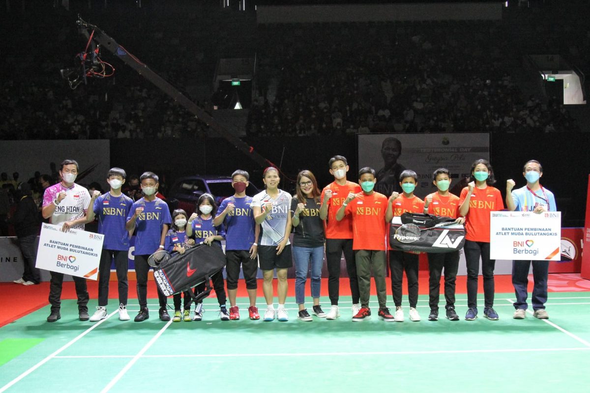 
*Dukungan BNI Untuk Bulutangkis* -- Vice President Corporate Communication BNI Selly Adriatika dan Greysia Polii bersama para atlet bulutangkis muda dalam penyerahan bantuan dana pembinaan dari BNI kepada PB Jaya Raya dan Eng Hian Badminton Academy secara simbolis, di Jakarta, Minggu (12/6/2022). 

BNI berkomitmen terus mendukung pengembangan dan pembinaan olahraga cabang bulutangkis untuk terus mengukir pencapaian -pencapaian bersejarah mendunia selanjutnya.Foto Dokumen BNI 