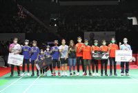 
*Dukungan BNI Untuk Bulutangkis* -- Vice President Corporate Communication BNI Selly Adriatika dan Greysia Polii bersama para atlet bulutangkis muda dalam penyerahan bantuan dana pembinaan dari BNI kepada PB Jaya Raya dan Eng Hian Badminton Academy secara simbolis, di Jakarta, Minggu (12/6/2022).  BNI berkomitmen terus mendukung pengembangan dan pembinaan olahraga cabang bulutangkis untuk terus mengukir pencapaian -pencapaian bersejarah mendunia selanjutnya.Foto Dokumen BNI 