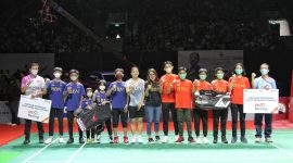 
*Dukungan BNI Untuk Bulutangkis* -- Vice President Corporate Communication BNI Selly Adriatika dan Greysia Polii bersama para atlet bulutangkis muda dalam penyerahan bantuan dana pembinaan dari BNI kepada PB Jaya Raya dan Eng Hian Badminton Academy secara simbolis, di Jakarta, Minggu (12/6/2022).  BNI berkomitmen terus mendukung pengembangan dan pembinaan olahraga cabang bulutangkis untuk terus mengukir pencapaian -pencapaian bersejarah mendunia selanjutnya.Foto Dokumen BNI 