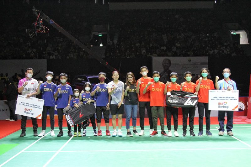 *Dukungan BNI Untuk Bulutangkis* -- Vice President Corporate Communication BNI Selly Adriatika dan Greysia Polii bersama para atlet bulutangkis muda dalam penyerahan bantuan dana pembinaan dari BNI kepada PB Jaya Raya dan Eng Hian Badminton Academy secara simbolis, di Jakarta, Minggu (12/6/2022).  BNI berkomitmen terus mendukung pengembangan dan pembinaan olahraga cabang bulutangkis untuk terus mengukir pencapaian -pencapaian bersejarah mendunia selanjutnya.Foto Dokumen BNI