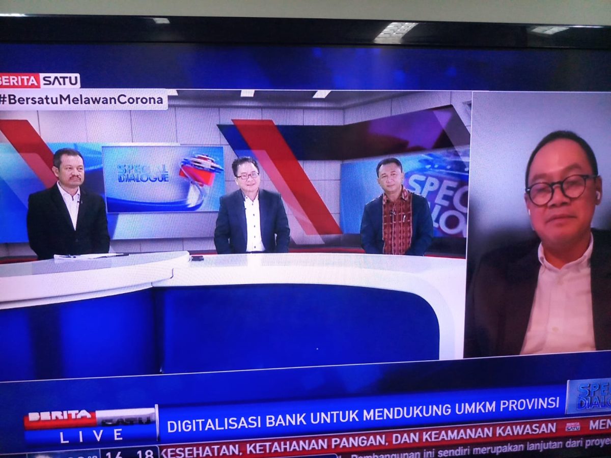 SPECIAL DIALOG. Direktur Beritasatu Media Holdings, Primus Dorimulu (kiri) saat memandu live talk show di studio Beritasatu TV Jakarta, Kamis (16/6) petang. Hadir Bayu Prawira Hie (tengah) yang adalah Digital Tranformation Expert, serta Direktur Utama Bank NTT, Harry Alexander Riwu Kaho (kanan). Sementara mengikuti secara daring, Wiweko Probojakti yang adalah Direktur TI, Konsumer dan Jaringan BPD Jawa Tengah.Foto: Humas Bank NTT