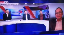 SPECIAL DIALOG. Direktur Beritasatu Media Holdings, Primus Dorimulu (kiri) saat memandu live talk show di studio Beritasatu TV Jakarta, Kamis (16/6) petang. Hadir Bayu Prawira Hie (tengah) yang adalah Digital Tranformation Expert, serta Direktur Utama Bank NTT, Harry Alexander Riwu Kaho (kanan). Sementara mengikuti secara daring, Wiweko Probojakti yang adalah Direktur TI, Konsumer dan Jaringan BPD Jawa Tengah.Foto: Humas Bank NTT