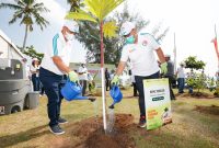 ANYER -- (ki-ka) Direktur Utama BNI Royke Tumilaar dan Kepala PPATK Ivan Yustiavandana dalam program penanaman 2.000 bibit pohon secara simbolis di Pantai Anyer Banten dalam rangka memperingati Gerakan Anti Pencucian Uang dan Pencegahan Pendanaan Terorisme (APU-PPT) yang genap berjalan dua puluh tahun, Selasa (21/6/2022).  Penegakkan APU-PPT di BNI merupakan salah satu pilar penting dalam operasional BNI. Sebagai lembaga jasa perbankan, BNI berkewajiban menjaga setiap transaksi yang dilakukan bebas dari berbagai macam dugaan yang merugikan masyarakat secara luas. Foto Dok BNI