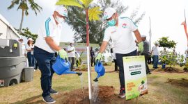 ANYER -- (ki-ka) Direktur Utama BNI Royke Tumilaar dan Kepala PPATK Ivan Yustiavandana dalam program penanaman 2.000 bibit pohon secara simbolis di Pantai Anyer Banten dalam rangka memperingati Gerakan Anti Pencucian Uang dan Pencegahan Pendanaan Terorisme (APU-PPT) yang genap berjalan dua puluh tahun, Selasa (21/6/2022).  Penegakkan APU-PPT di BNI merupakan salah satu pilar penting dalam operasional BNI. Sebagai lembaga jasa perbankan, BNI berkewajiban menjaga setiap transaksi yang dilakukan bebas dari berbagai macam dugaan yang merugikan masyarakat secara luas. Foto Dok BNI