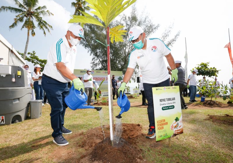 ANYER -- (ki-ka) Direktur Utama BNI Royke Tumilaar dan Kepala PPATK Ivan Yustiavandana dalam program penanaman 2.000 bibit pohon secara simbolis di Pantai Anyer Banten dalam rangka memperingati Gerakan Anti Pencucian Uang dan Pencegahan Pendanaan Terorisme (APU-PPT) yang genap berjalan dua puluh tahun, Selasa (21/6/2022).  Penegakkan APU-PPT di BNI merupakan salah satu pilar penting dalam operasional BNI. Sebagai lembaga jasa perbankan, BNI berkewajiban menjaga setiap transaksi yang dilakukan bebas dari berbagai macam dugaan yang merugikan masyarakat secara luas. Foto Dok BNI